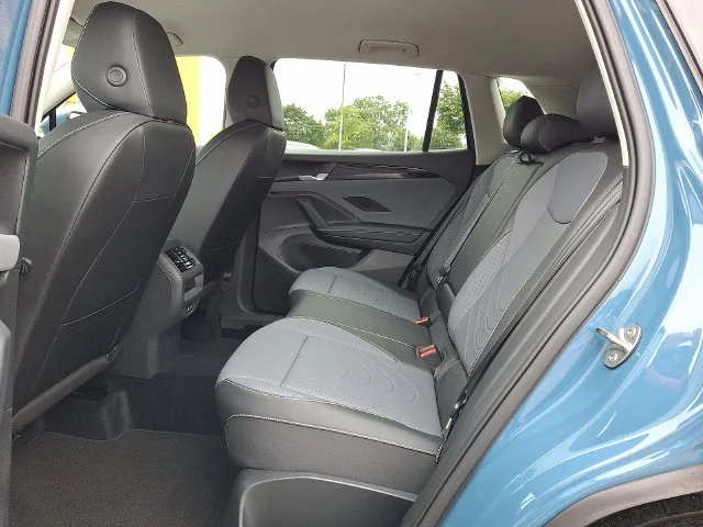 2025 Volkswagen Tiguan SE - Photo 6