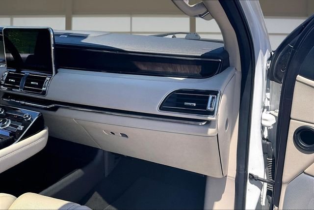 Used 2020 White Lincoln Reserve image 17