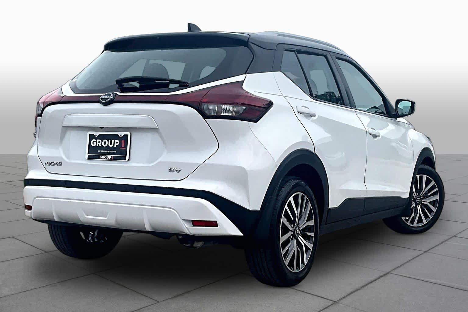 Certified Used 2022 Aspen White Tricoat/Super Black Nissan SV image 13