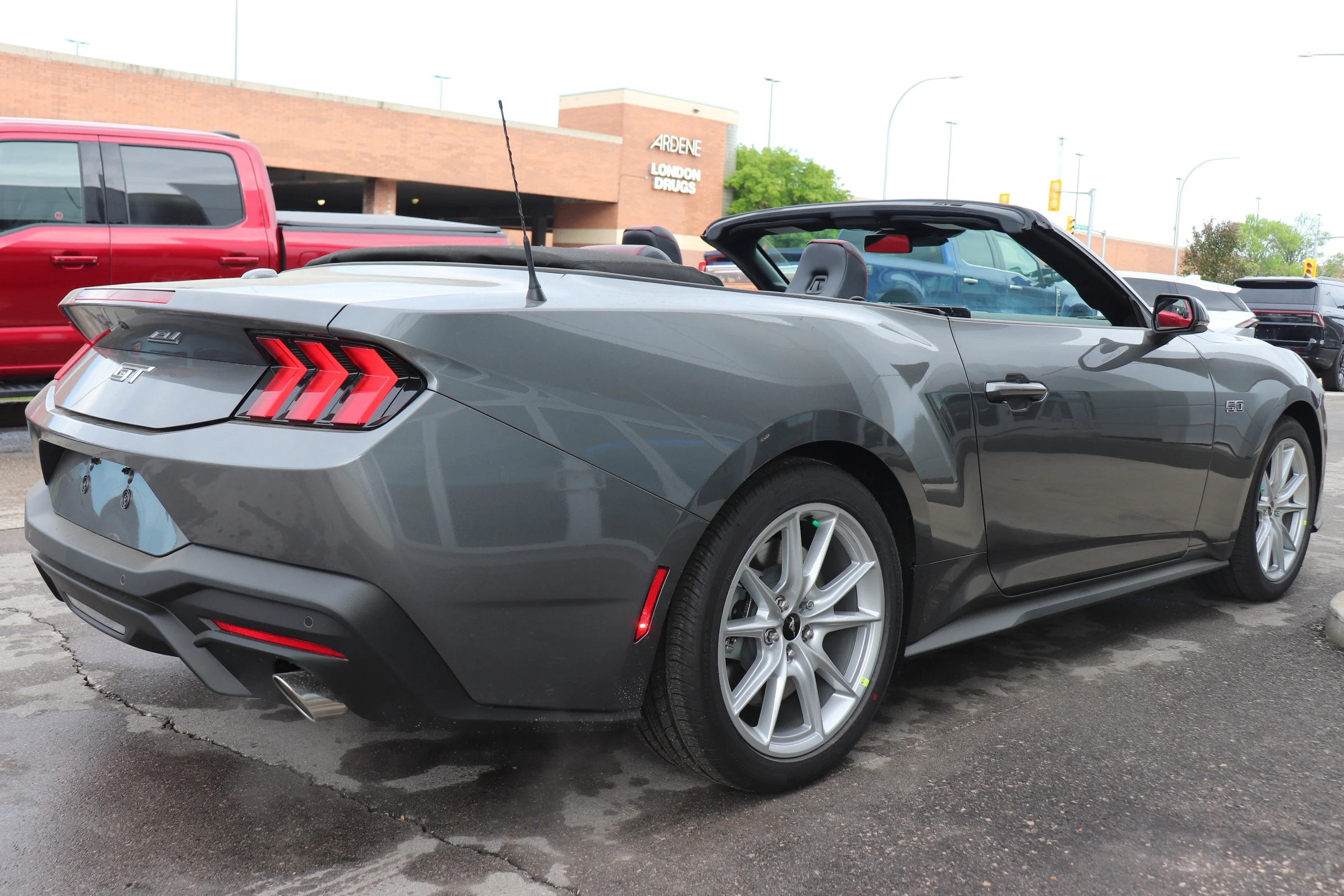 New 2026 CARBONIZED GREY METALLIC Ford GT Premium image 5