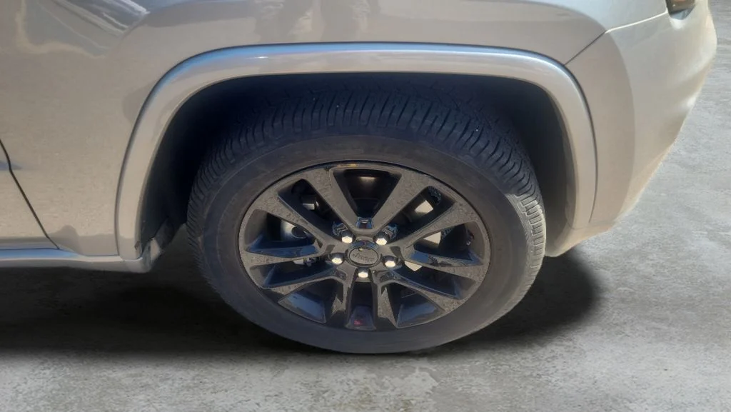 Used 2021 Silver Jeep Laredo X image 9