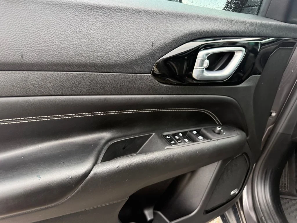 Used 2023 Gray Jeep Latitude image 5