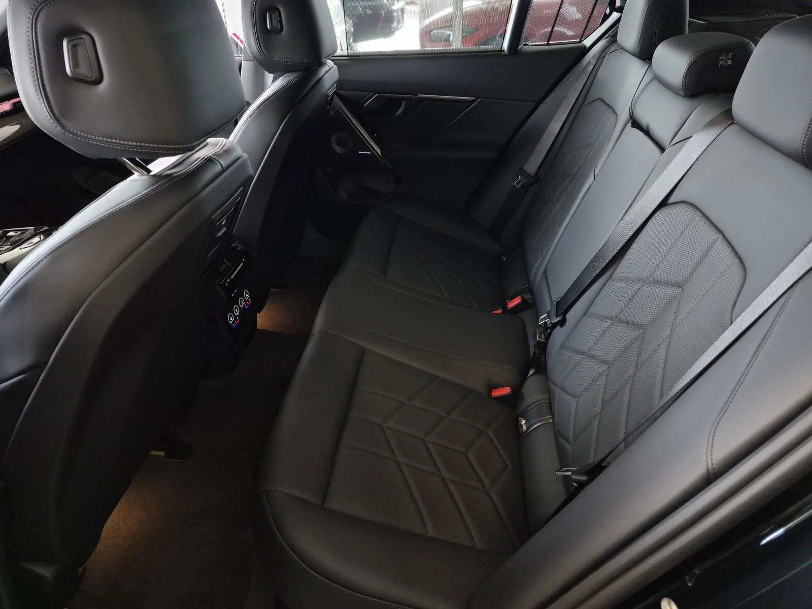 New 2027 Black Sapphire Metallic BMW 550e xDrive image 15
