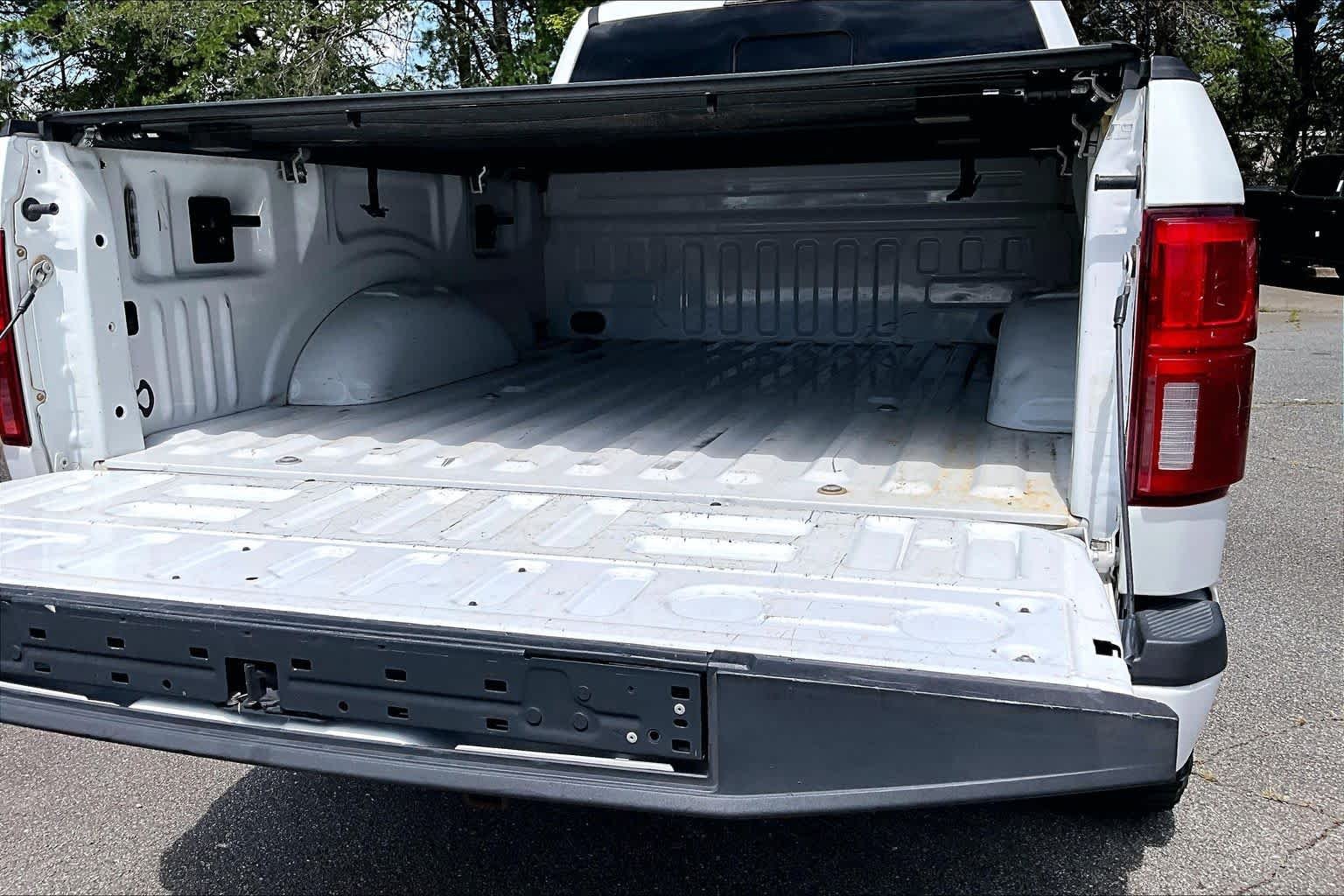 Used 2018 Oxford White Ford LARIAT image 32
