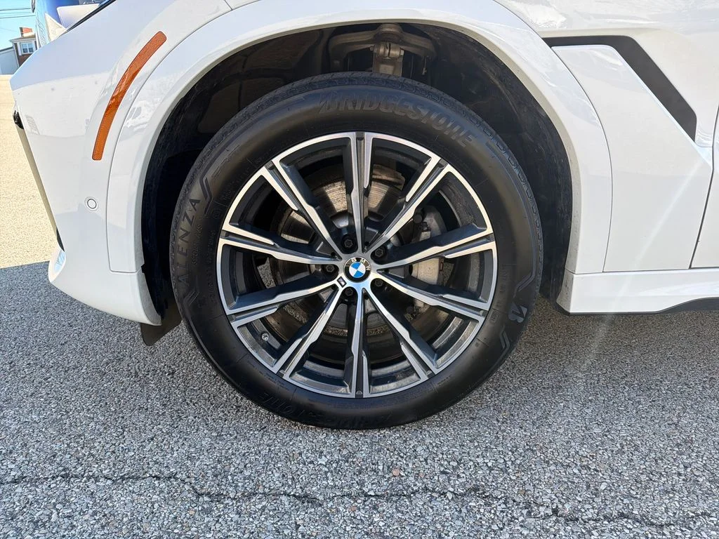 Used 2021 White BMW xDrive40i image 23