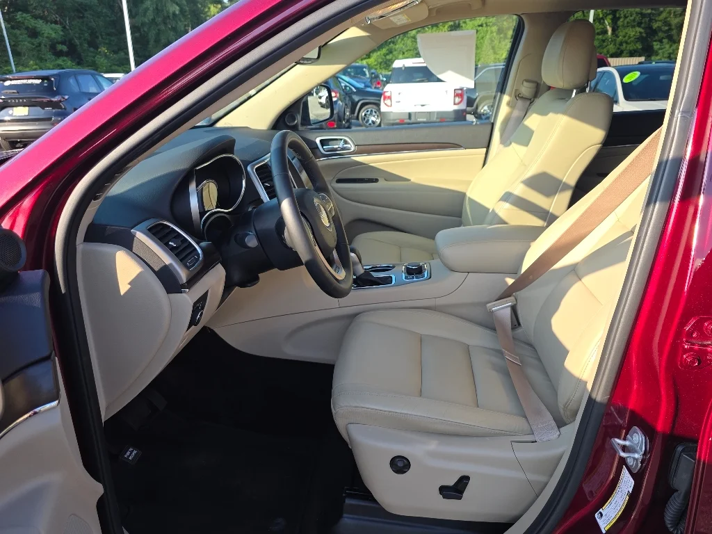Used 2018 Velvet Red Pearl Coat Jeep Limited image 31