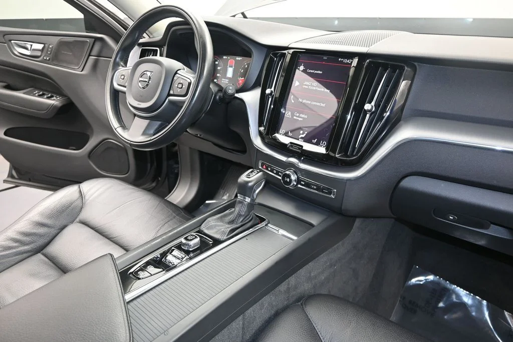 Used 2020 Onyx Black Metallic Volvo T6 Momentum image 28