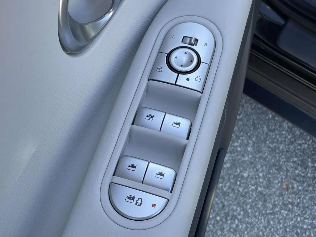 Used 2024 Abyss Black Hyundai SE image 5