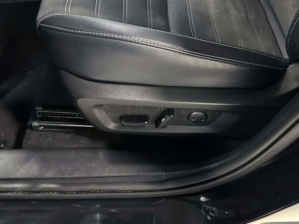 Used 2025 Silver Mitsubishi  image 22