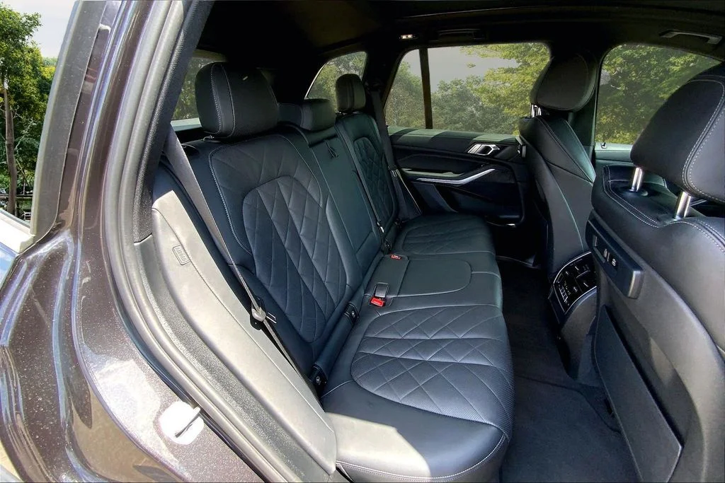 Used 2023 Gray BMW xDrive40i image 25