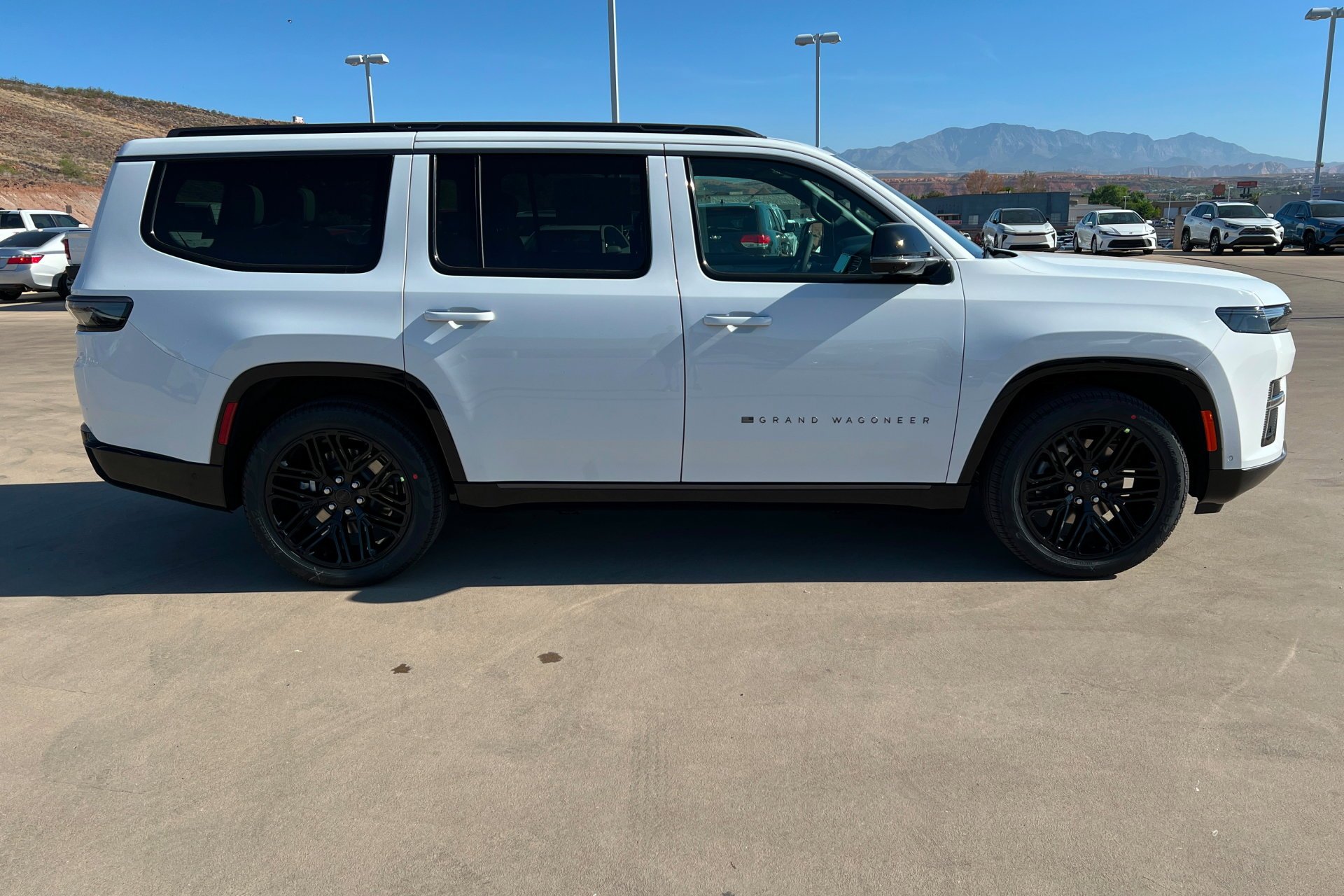 New 2026 Bright White Clear-Coat Exterior Paint Jeep Limited Reserve image 7