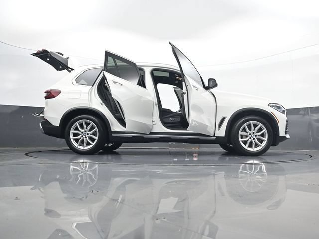 Used 2021 White BMW xDrive40i image 33