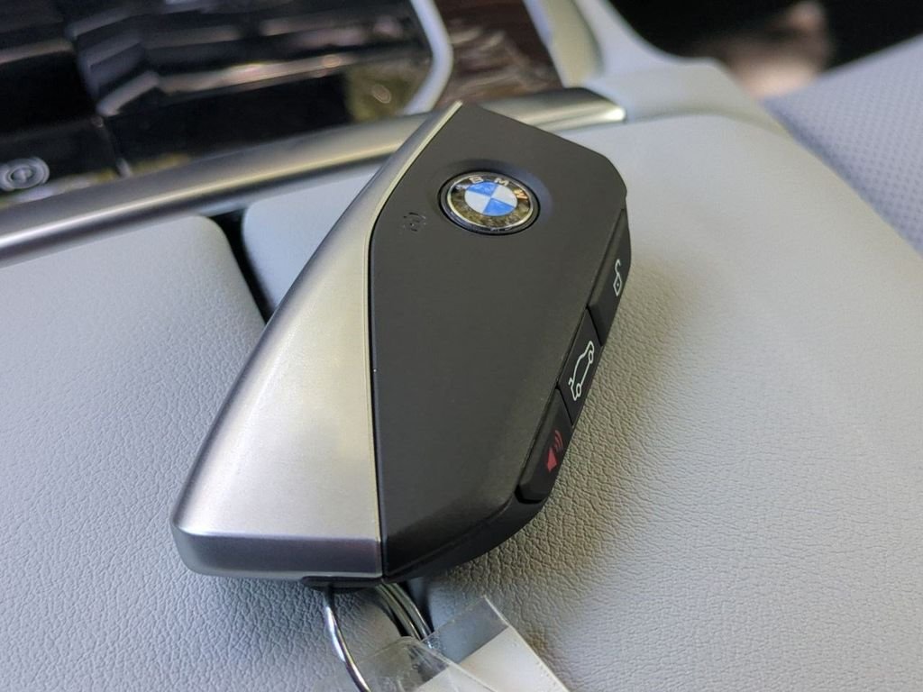 New 2026 White Metallic BMW xDrive40i image 29