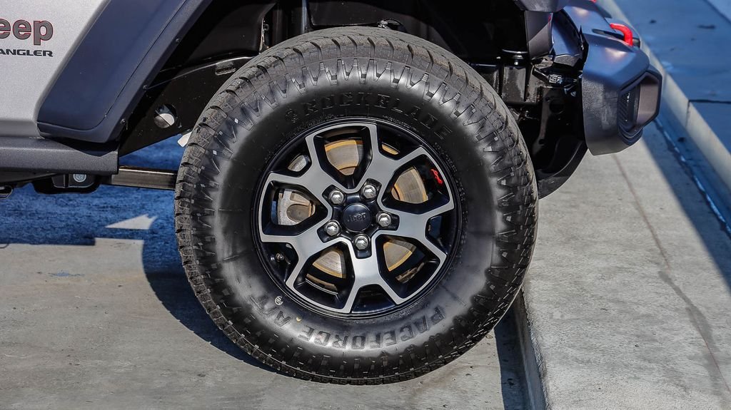 Used 2018 Billet Silver Metallic Jeep Rubicon image 11