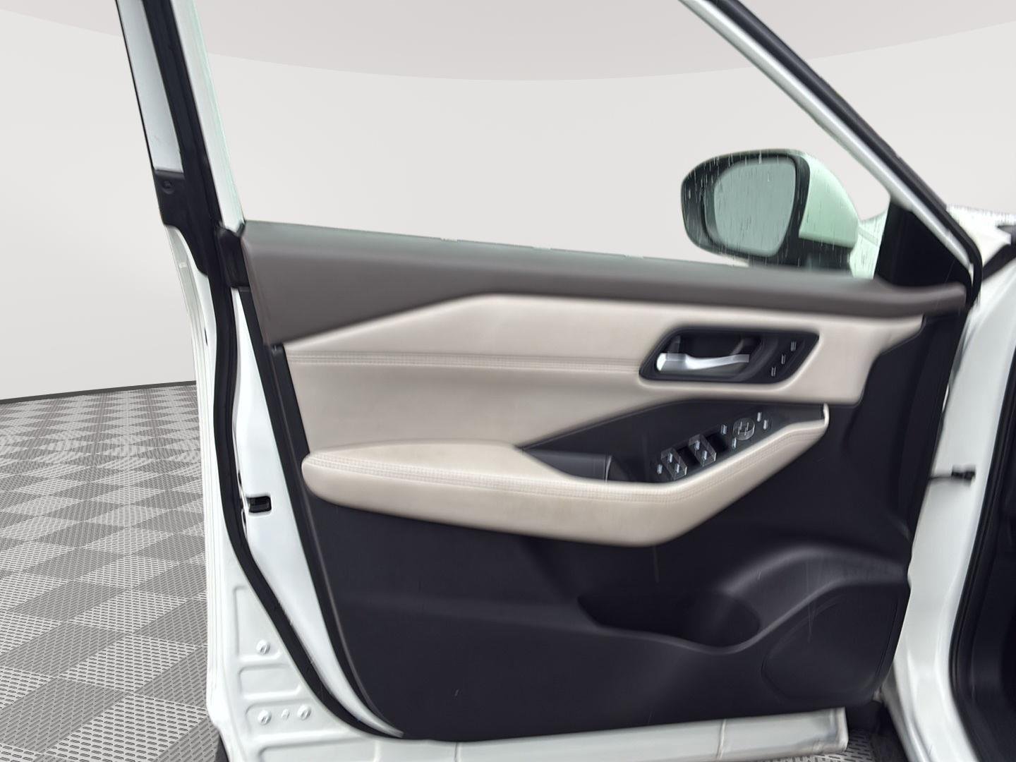 Used 2023 Pearl White TriCoat Nissan SL image 29