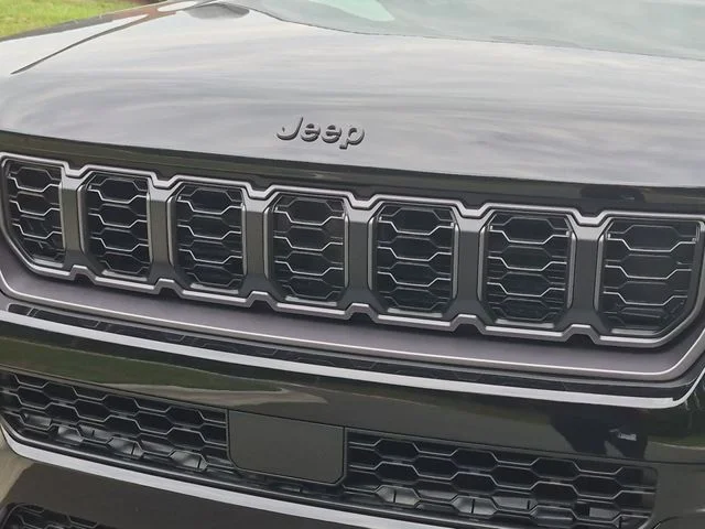 New 2026 Diamond Black Crystal Pearlcoat Jeep Limited image 24