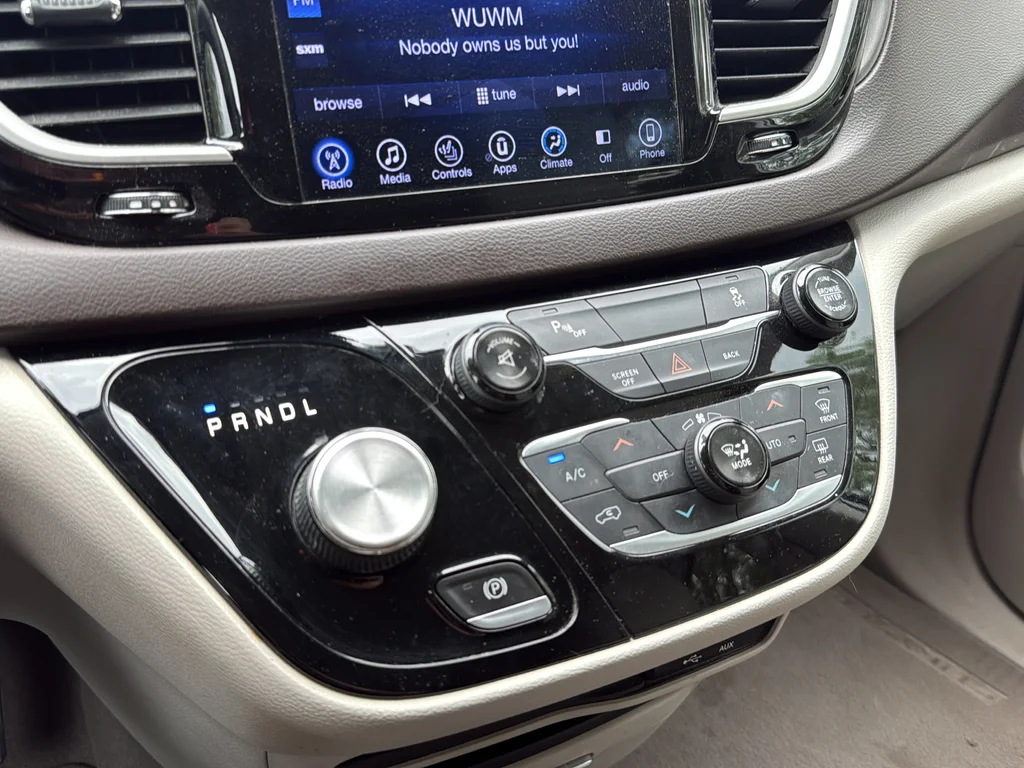 Used 2017 White Chrysler Touring L image 21