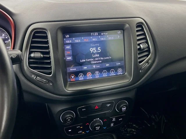 Used 2019 Silver Jeep Trailhawk image 17