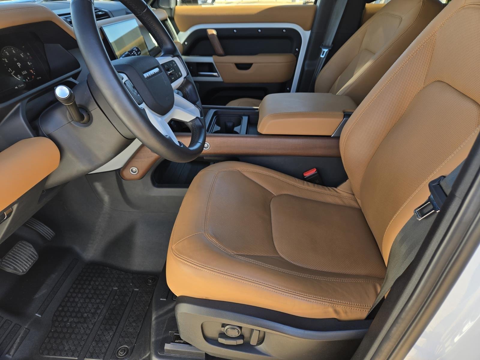 Used 2024 Fuji White Land Rover SE image 17