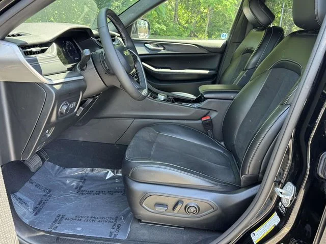 Used 2023 Black Jeep Altitude image 14