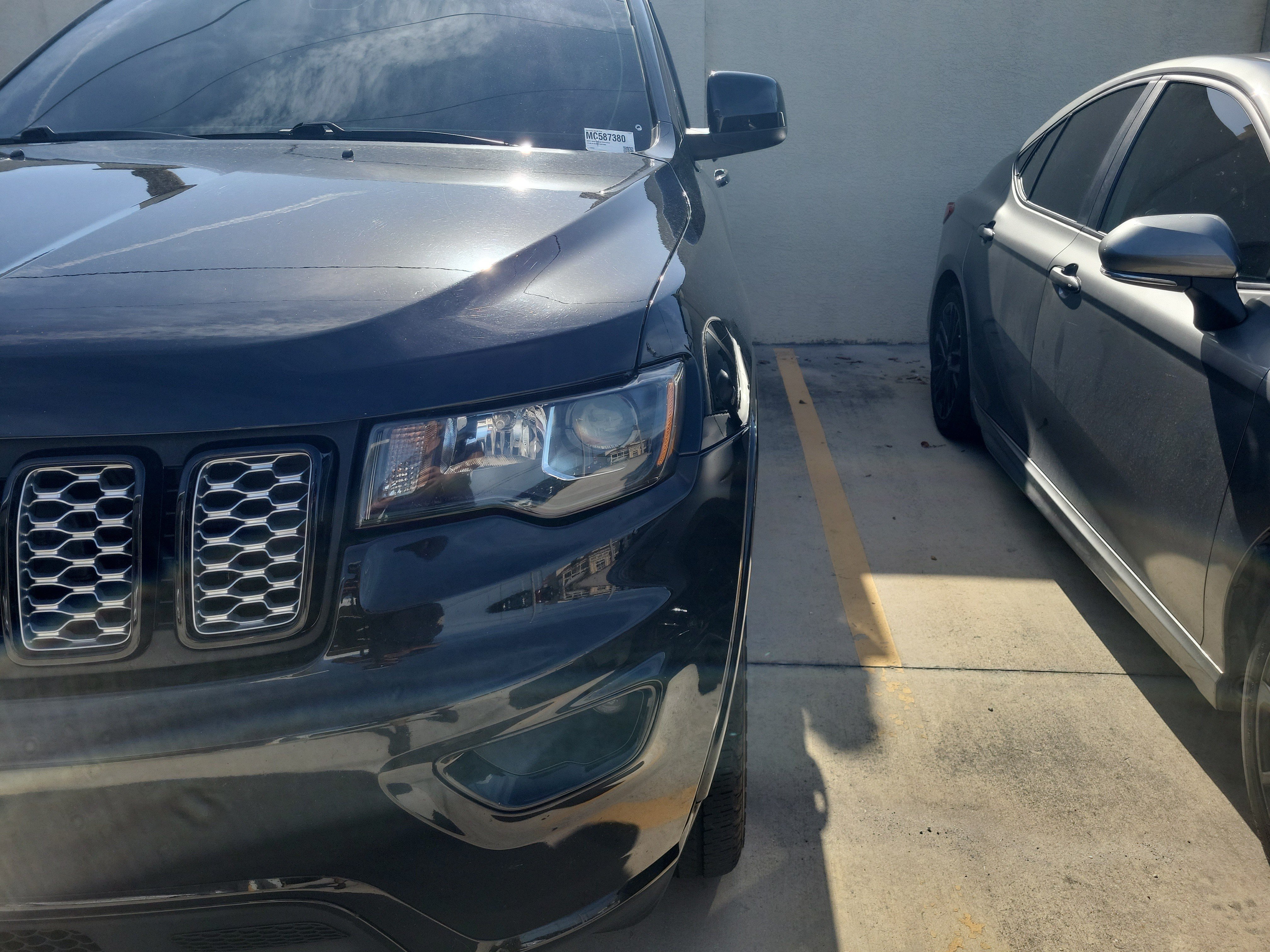 Used 2021 Diamond Black Crystal Pearlcoat Jeep Laredo X image 4