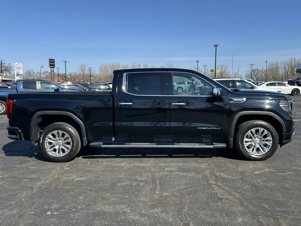 Used 2022 Black GMC Denali image 9