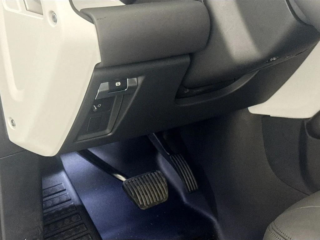 New 2026 Fuji White Land Rover X-Dynamic SE image 9
