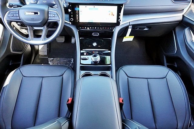 New 2026 Diamond Black Crystal Pearl-Coat Exterior Paint Jeep Limited image 26