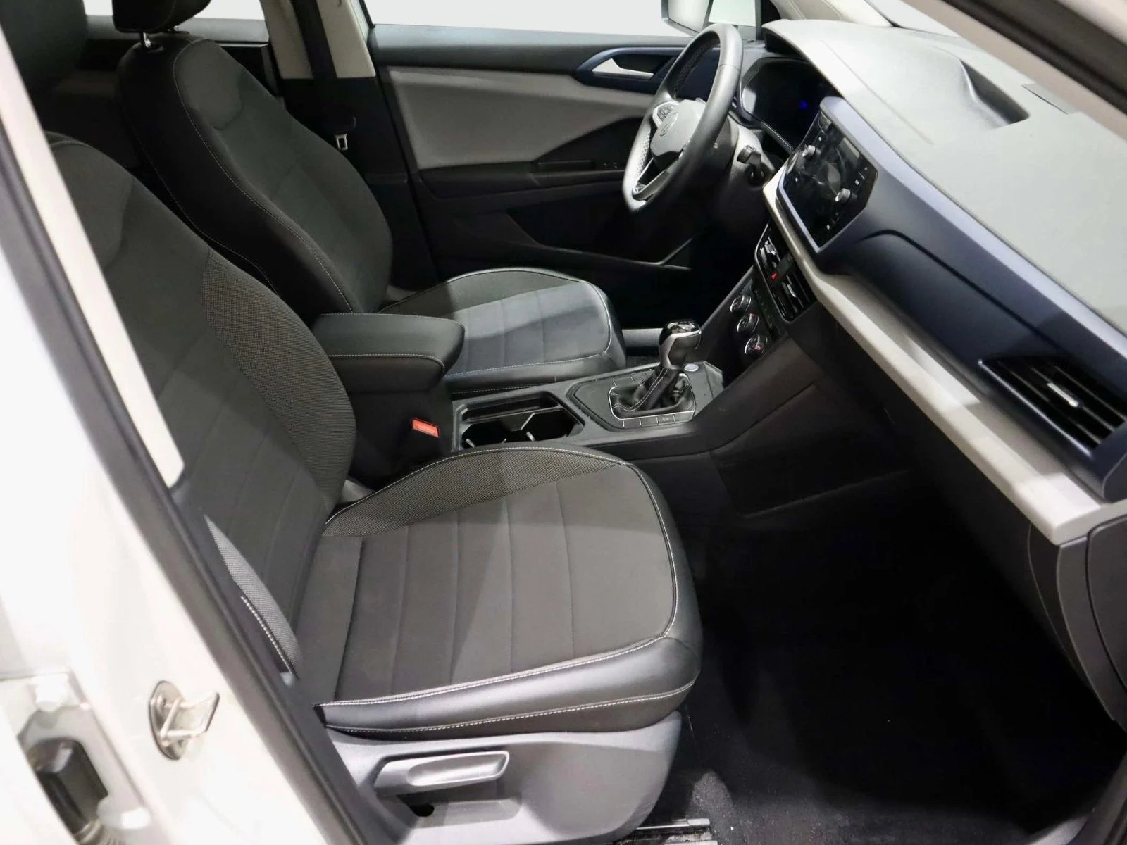 Used 2022 Pure White Volkswagen SE image 15