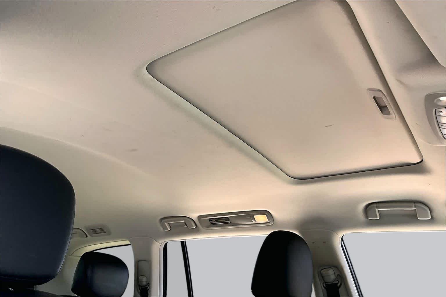 Used 2024 Aspen White Tricoat Nissan SL image 13