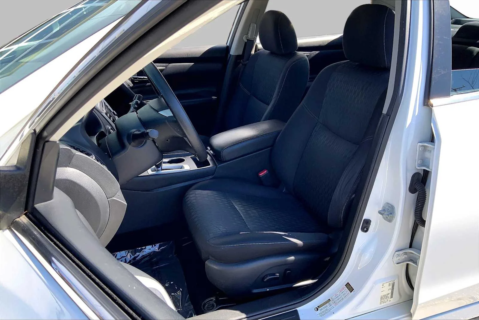 Used 2018 Glacier White Nissan 2.5 S image 9