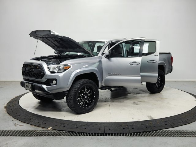 Used 2017 Silver Toyota SR5 image 12