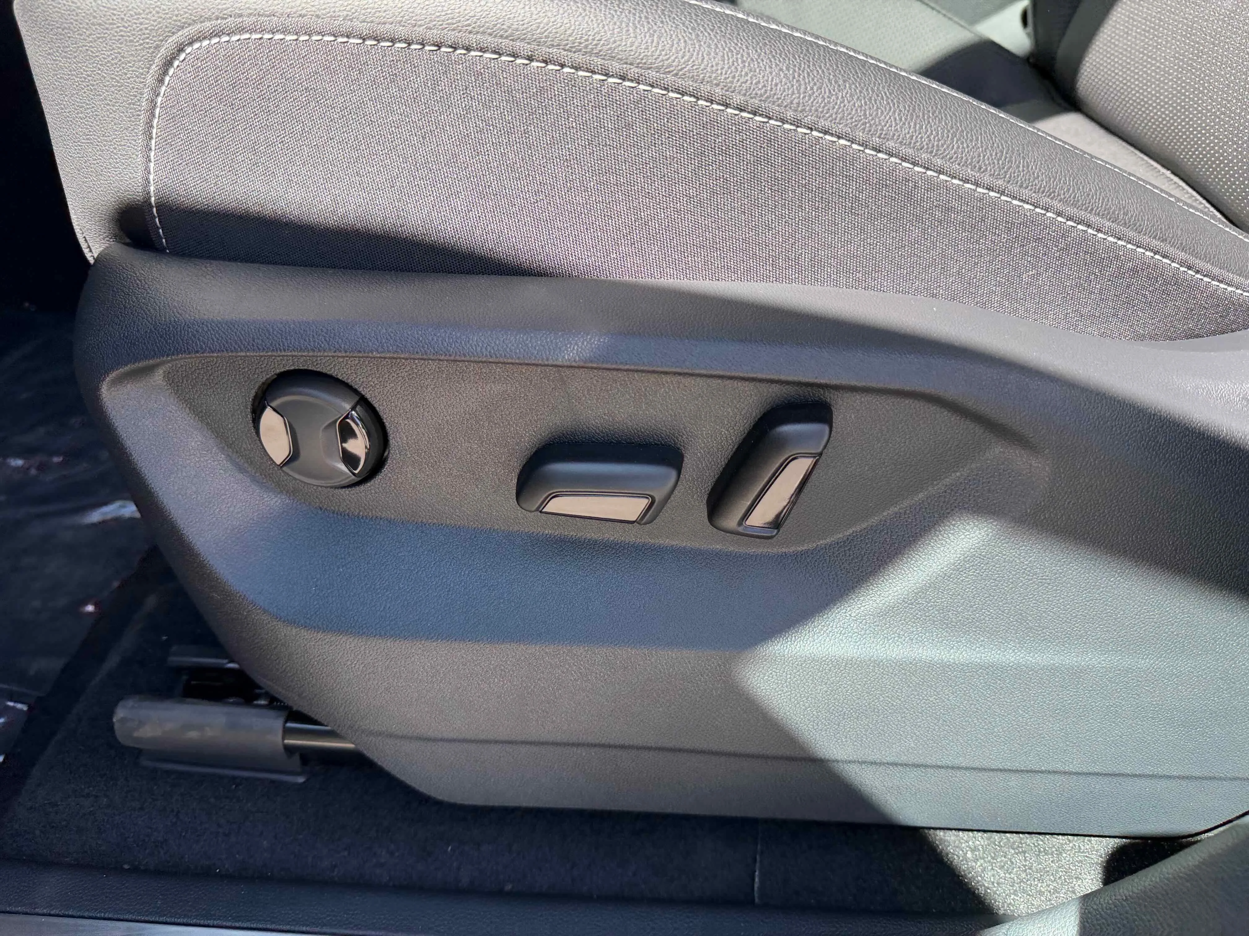 New 2026 Deep Black Volkswagen 2.0T SE w/Technology image 14