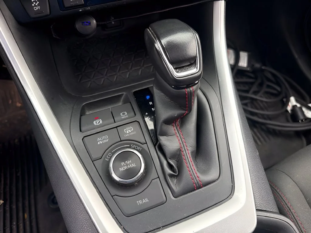 Used 2021  Toyota SE image 13