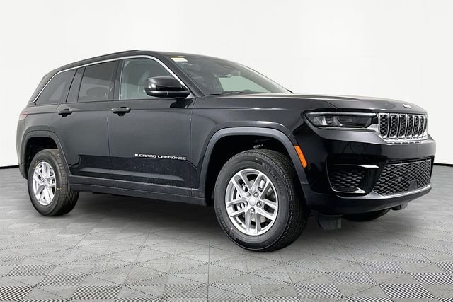 New 2026 Diamond Black Crystal Pearl-Coat Exterior Paint Jeep Laredo image 3