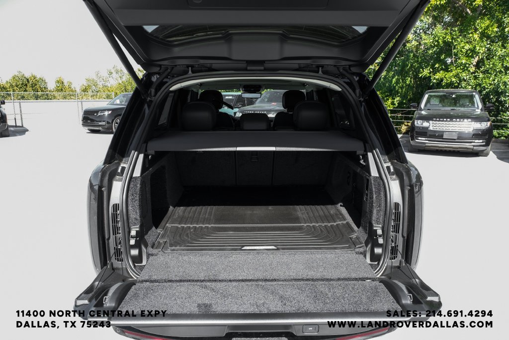 New 2027 Santorini Black Metallic Land Rover SE image 57