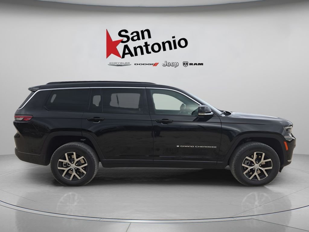 New 2025 Diamond Black Crystal Pearl-Coat Exterior Paint Jeep Limited image 9