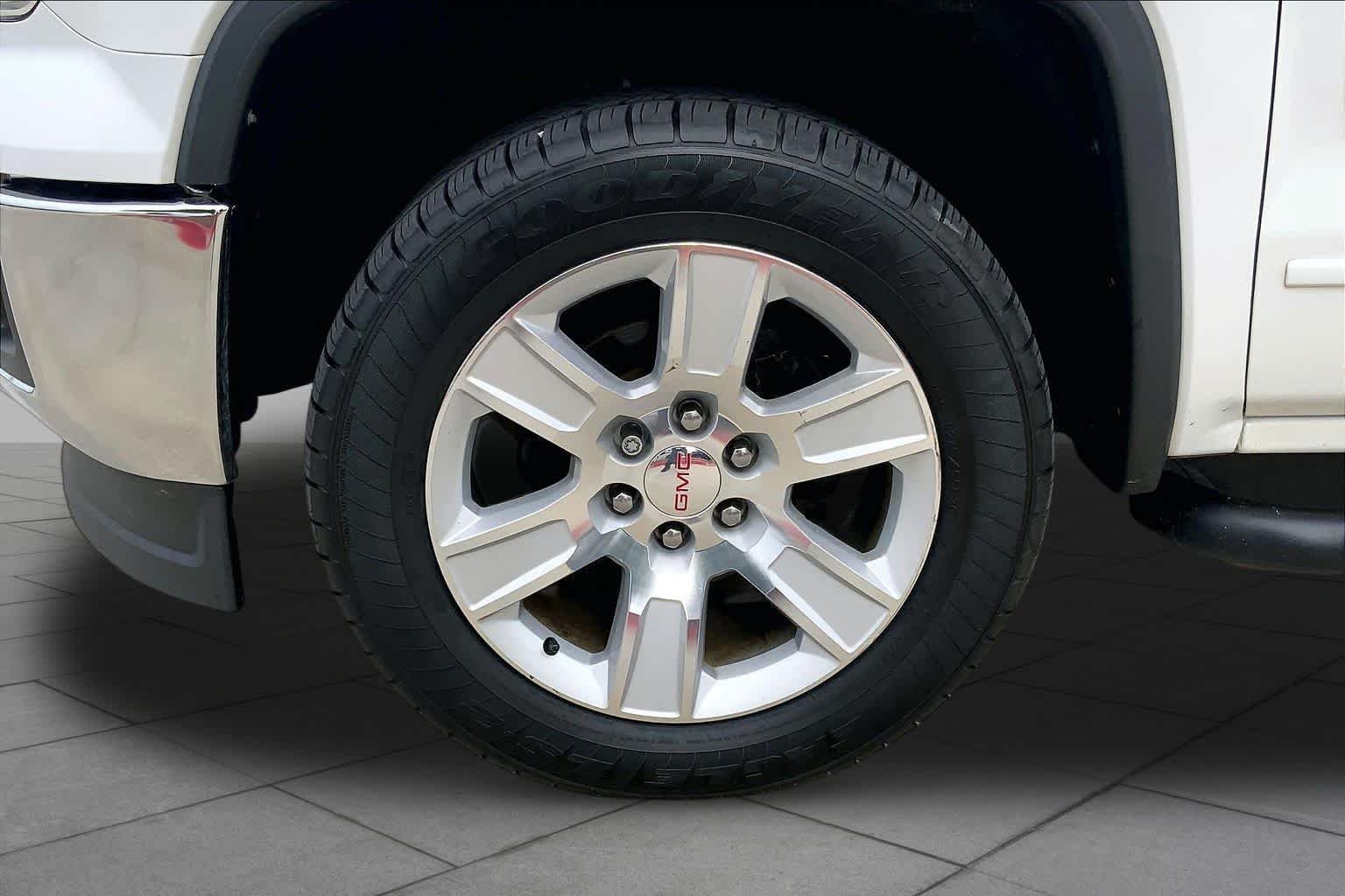 Used 2015 Summit White GMC SLE image 11