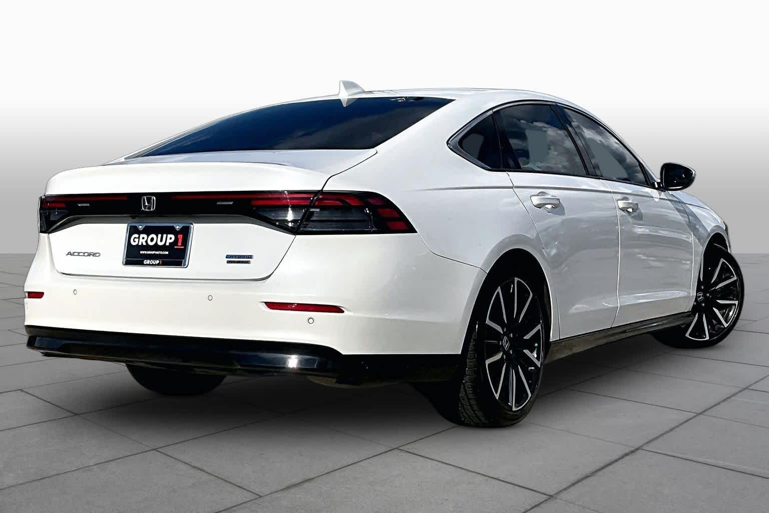 Used 2023 Platinum White Pearl Honda Touring image 13