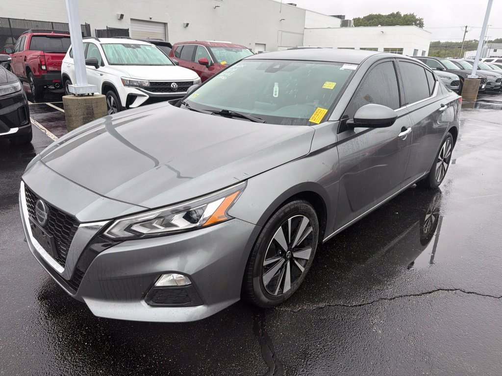 Used 2022 Gun Metallic Nissan 2.5 SV image 2