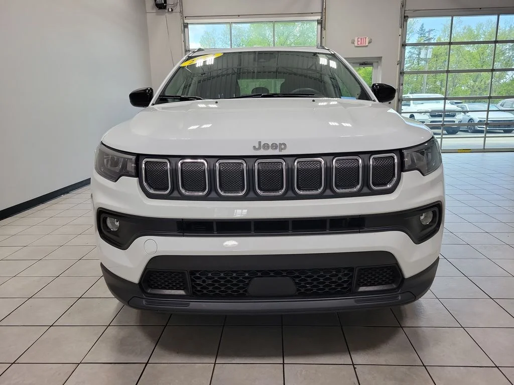 Used 2022 White Jeep Latitude Lux image 5