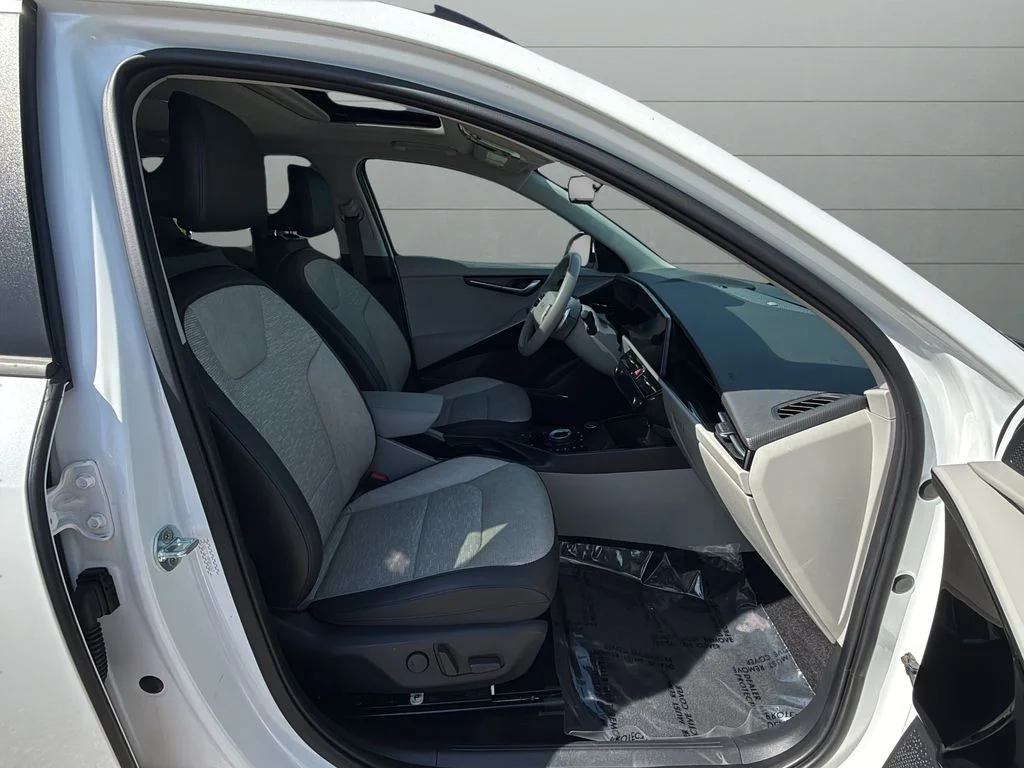 Used 2023 White Kia Wave image 14