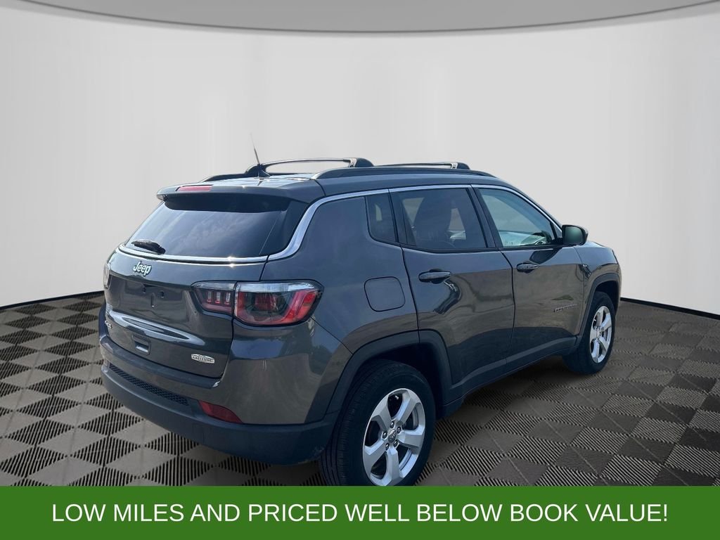 Used 2018 Gray Jeep Latitude image 5