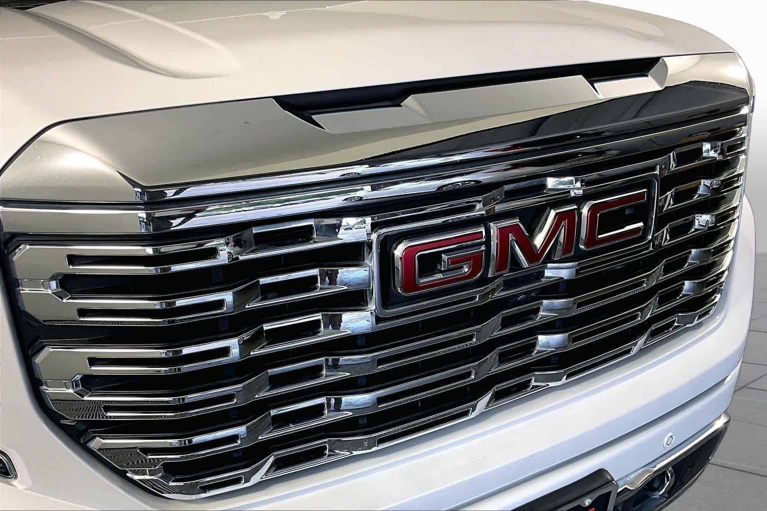 Used 2023 White Frost Tricoat GMC Denali image 29
