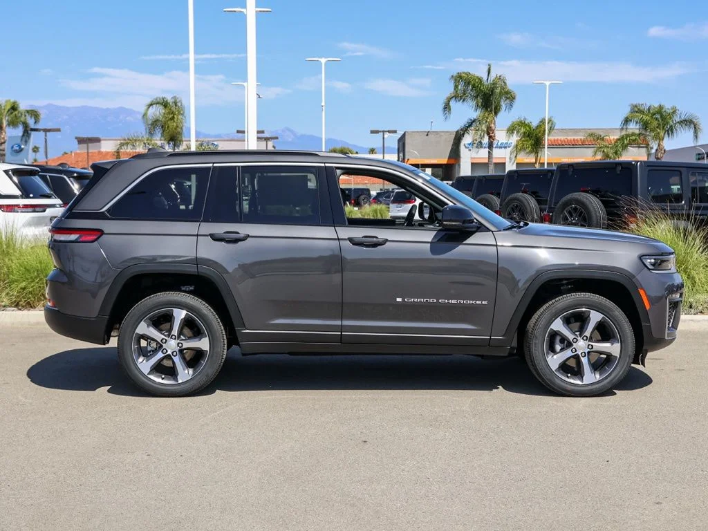 New 2026 Baltic Gray Metallic Clear-Coat Exterior Paint Jeep Limited image 2