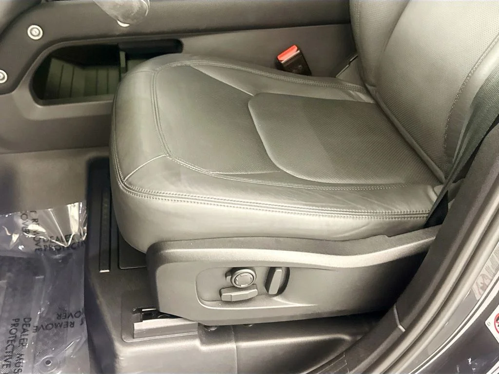 Certified Used 2024 Gray Land Rover V8 image 18