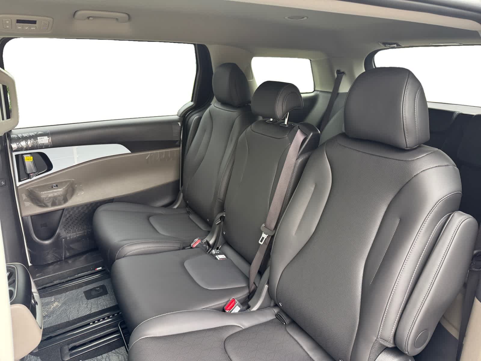 New 2026 Snow White Pearl Kia LXS image 22