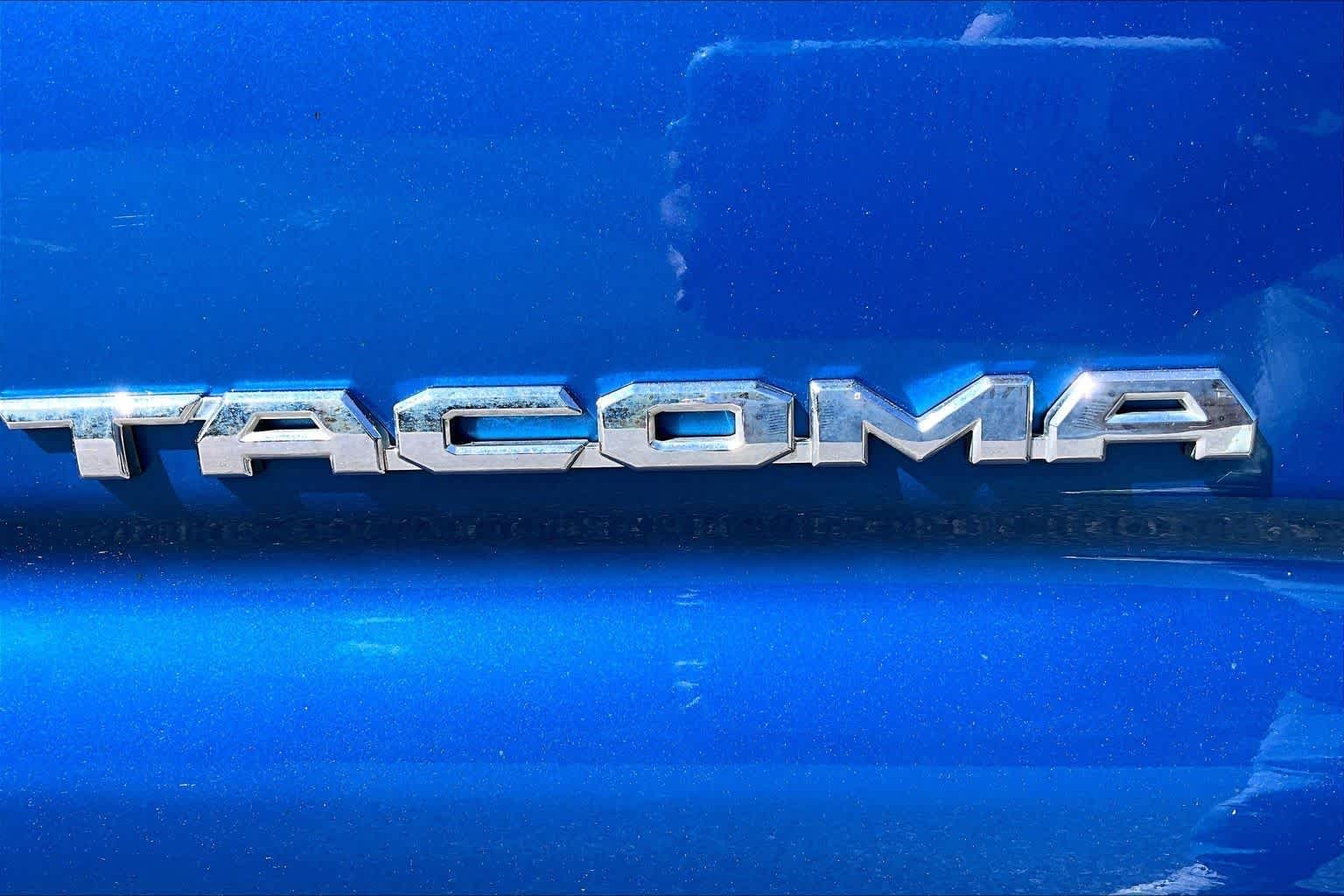 Used 2017 Blazing Blue Pearl Toyota SR5 image 31