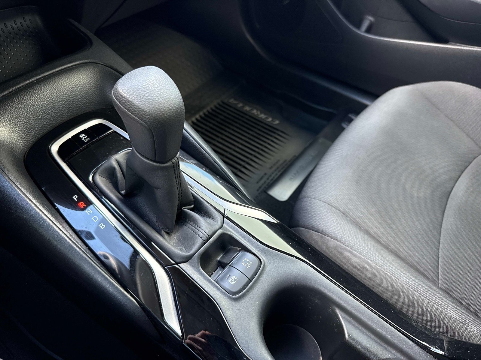 Used 2020 Classic Silver Metallic Toyota LE image 23