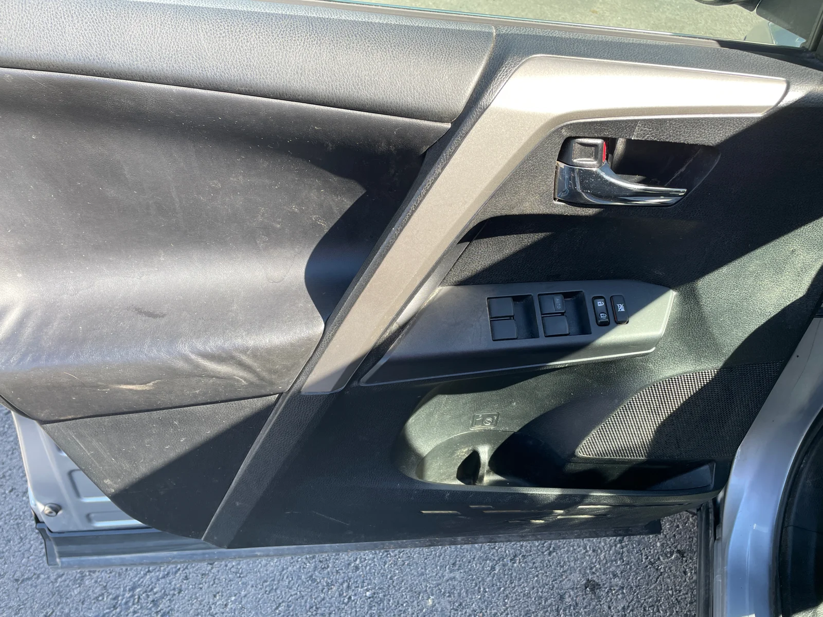 Used 2016 Silver Sky Metallic Toyota XLE image 10